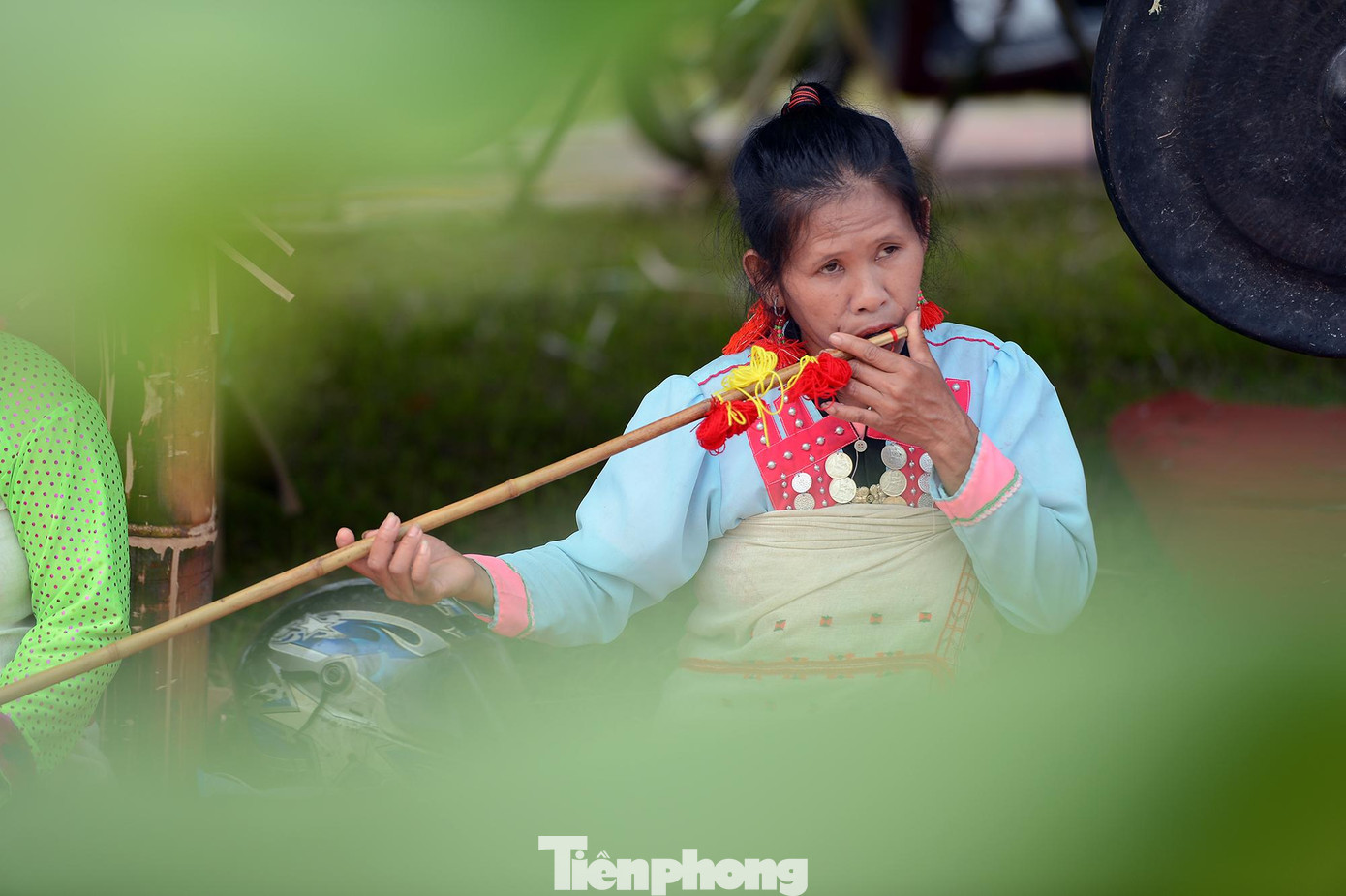 Nghệ nhân đồng bào dân tộc Lai Châu với màn thổi sáo. Nghệ nhân đồng bào dân tộc Lai Châu với màn thổi sáo.