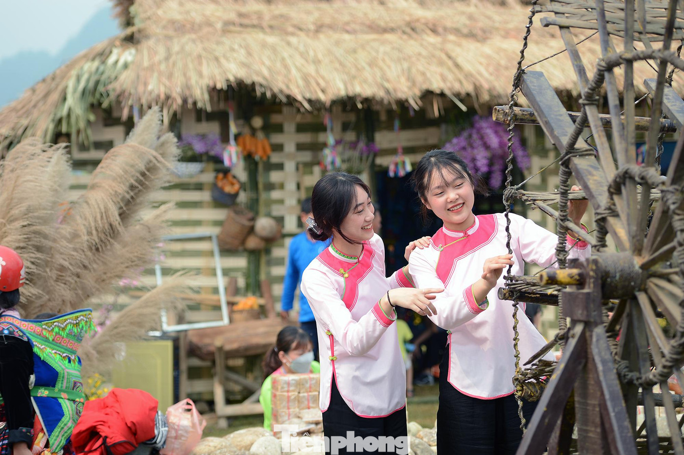 Thiếu nữ Dáy bên cối xay nước. Thiếu nữ Dáy bên cối xay nước.