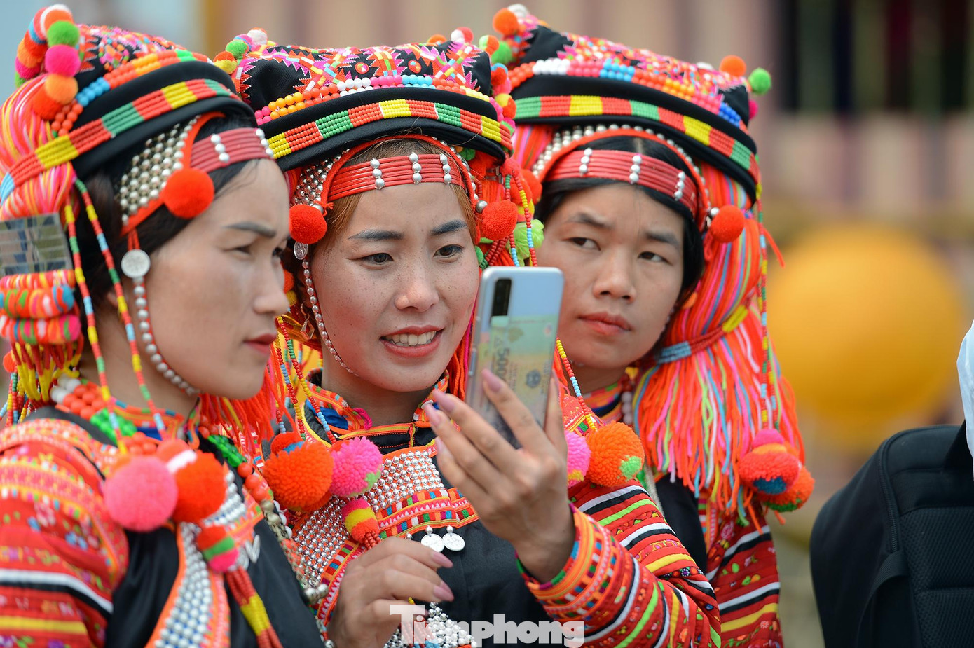 ... và rạng rỡ trong trang phục truyền thống. ... và rạng rỡ trong trang phục truyền thống.