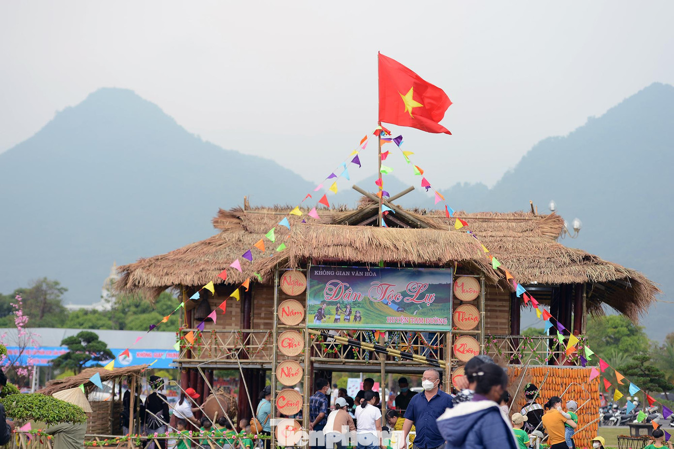 Bên cạnh đó còn giới thiệu mô hình nhà cộng đồng của các đồng bào dân tộc tỉnh Lai Châu.