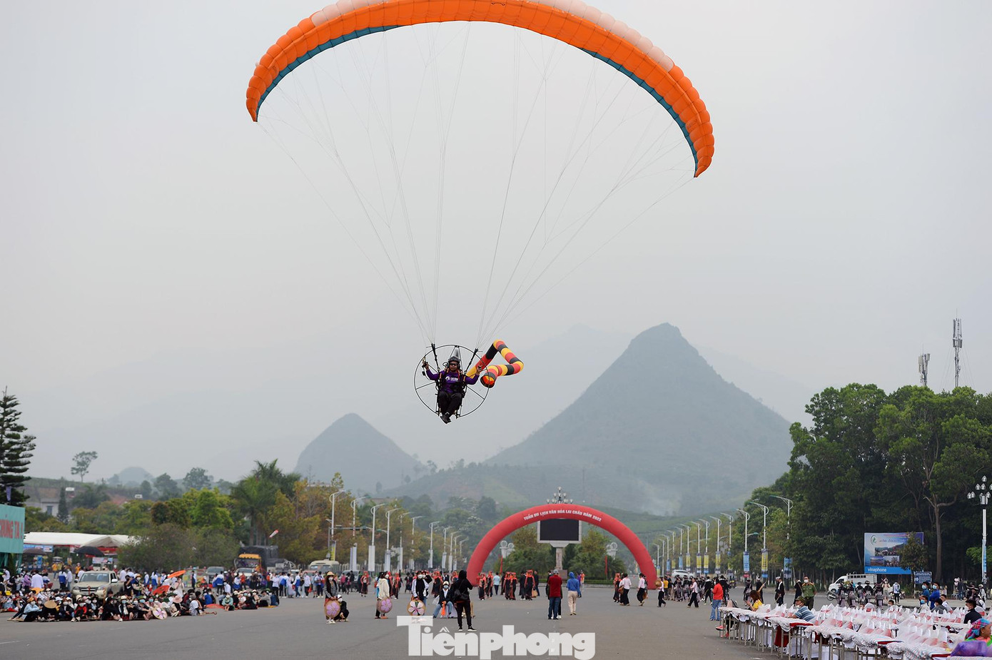 Một trong những hoạt động nổi bật là đêm khai mạc Tuần Du lịch - Văn hóa 2022 với điểm nhấn là màn biểu diễn dù lượn ngay tại Quảng trường Nhân dân tỉnh Lai Châu.