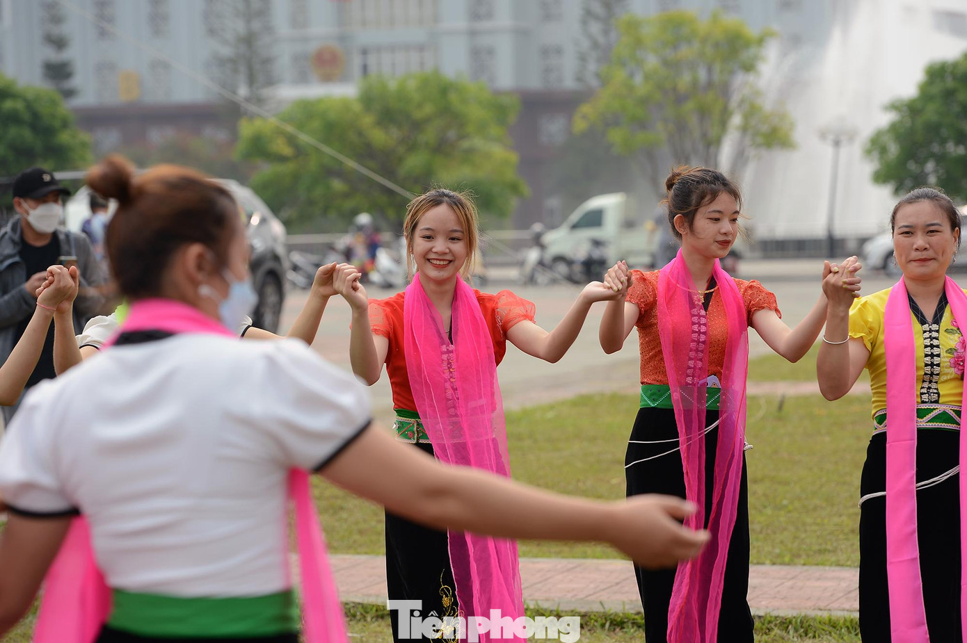 Các thiếu nữ Thái khoe điệu xòe. Các thiếu nữ Thái khoe điệu xòe.