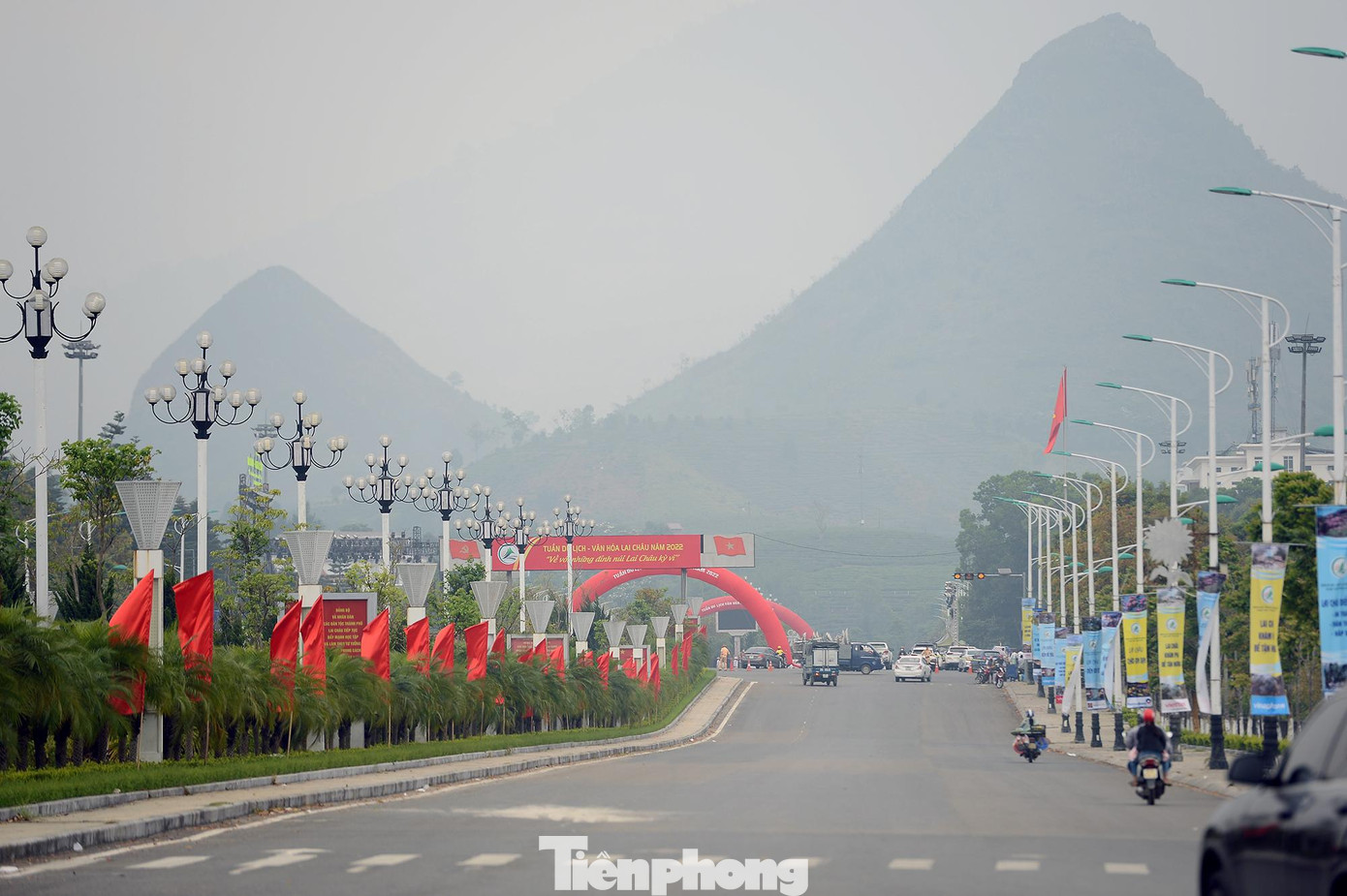 Các tuyến đường chính tại TP. Lai Châu được trang hoàng với cờ và hoa.