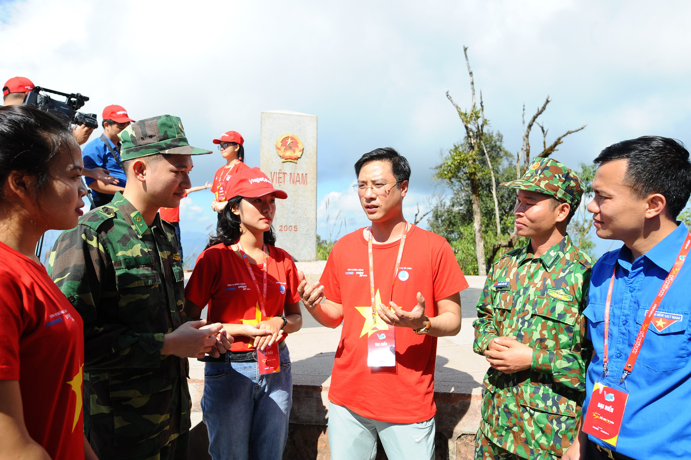 Thế hệ trẻ tìm hiểu lịch sử tại cột mốc biên giới ba nước Việt Nam - Lào - Trung Quốc. Ảnh: DƯƠNG TRIỀU