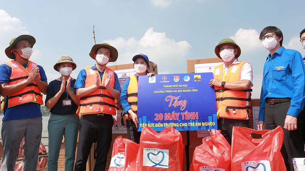 Lãnh đạo huyện Gia Lâm, xã Văn Đức tiếp nhận 25 bộ máy tính, máy tính bảng kèm gói thiết bị sim số, thiết bị phát sóng từ Thành Đoàn Hà Nội. Lãnh đạo huyện Gia Lâm, xã Văn Đức tiếp nhận 25 bộ máy tính, máy tính bảng kèm gói thiết bị sim số, thiết bị phát sóng từ Thành Đoàn Hà Nội.