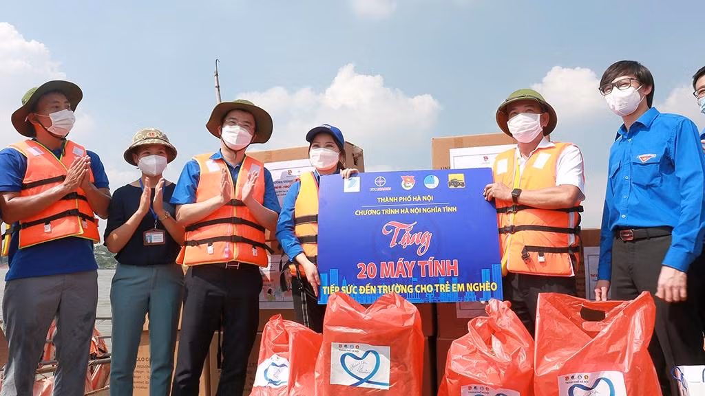 Lãnh đạo huyện Gia Lâm, xã Văn Đức tiếp nhận 25 bộ máy tính, máy tính bảng kèm gói thiết bị sim số, thiết bị phát sóng từ Thành Đoàn Hà Nội.