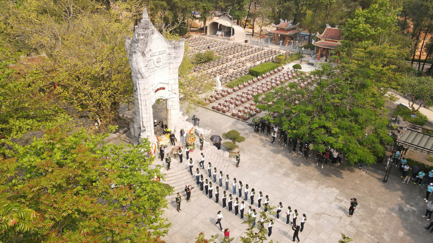 Nghĩa trang Liệt sĩ Trường Sơn, Nghĩa trang Liệt sĩ Đường 9 và Thành cổ Quảng Trị nhìn từ trên cao. Nghĩa trang Liệt sĩ Trường Sơn, Nghĩa trang Liệt sĩ Đường 9 và Thành cổ Quảng Trị nhìn từ trên cao.