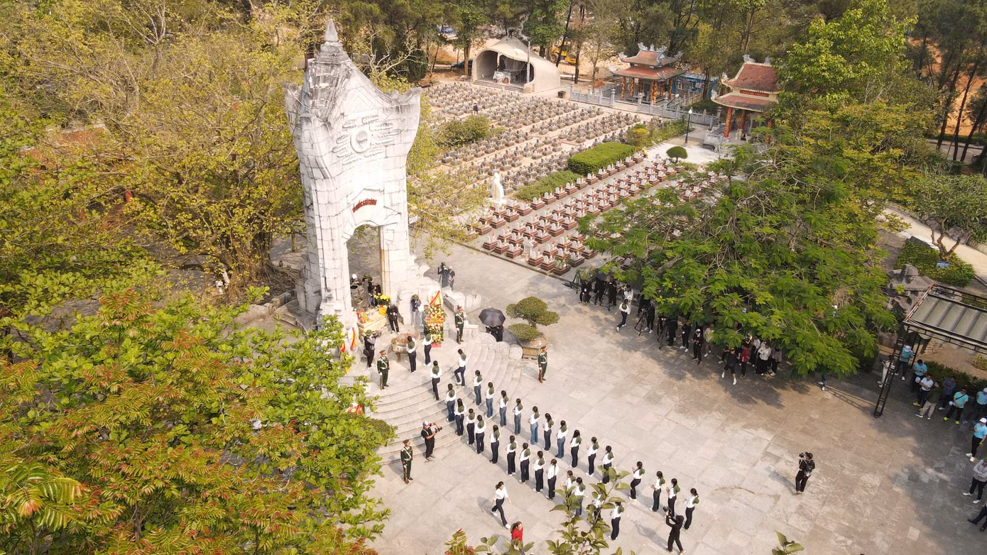 Nghĩa trang Liệt sĩ Trường Sơn, Nghĩa trang Liệt sĩ Đường 9 và Thành cổ Quảng Trị nhìn từ trên cao.