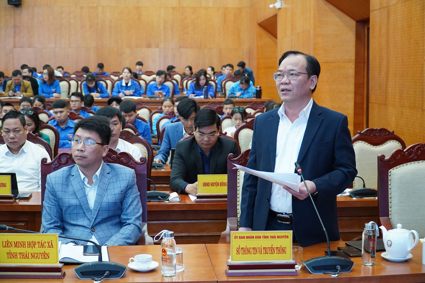 Lãnh đạo các sở, ngành trả lời các vấn đề được đặt ra trong Hội nghị. Lãnh đạo các sở, ngành trả lời các vấn đề được đặt ra trong Hội nghị.