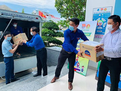 Trao tặng tủ sách Kim Đồng cho các liên đội. Trao tặng tủ sách Kim Đồng cho các liên đội.