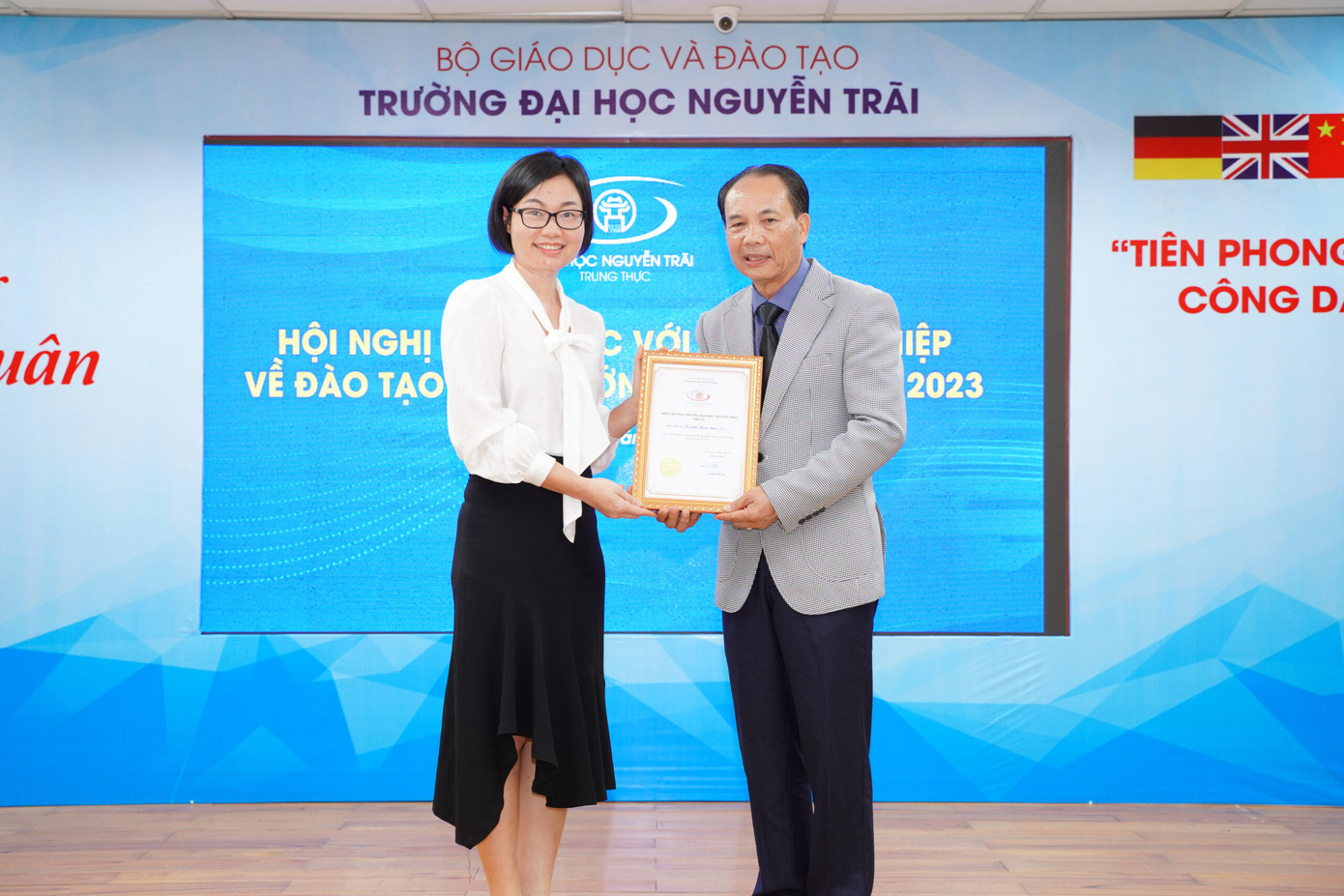 TS Nguyễn Tiến Luận - Hiệu trưởng trường ĐH Nguyễn Trãi trao chứng nhận tới doanh nghiệp đồng hành cùng nhà trường.