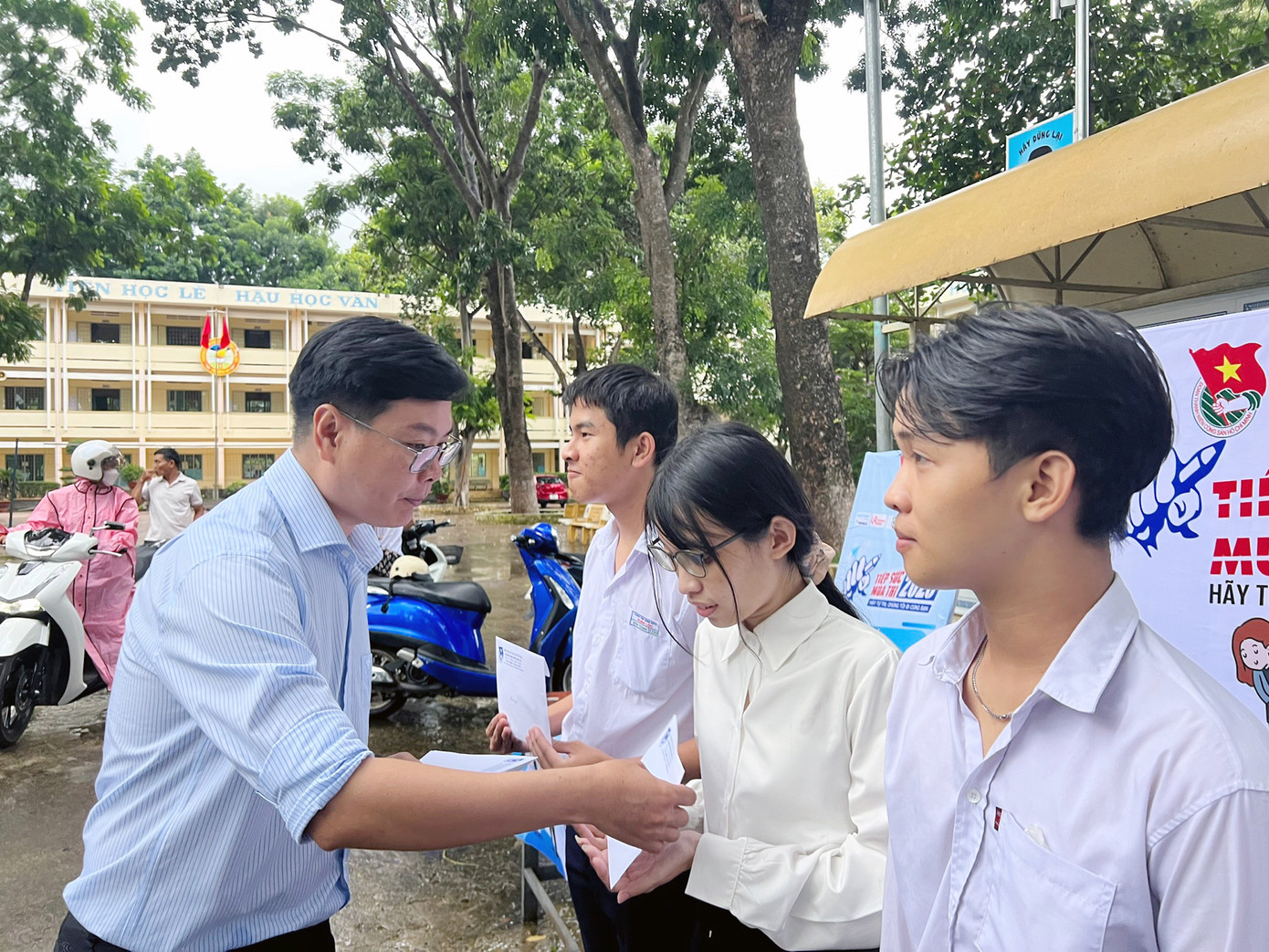 Đại diện Tỉnh Đoàn Đồng Nai trao học bổng cho các sĩ tử.