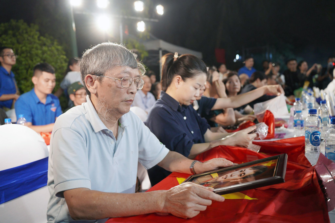 Ban Tổ chức đã trao 66 di ảnh liệt sĩ đã phục dựng tặng các Bà mẹ Việt Nam Anh hùng, gia đình liệt sĩ, người có công với cách mạng trên địa bàn Thủ đô.