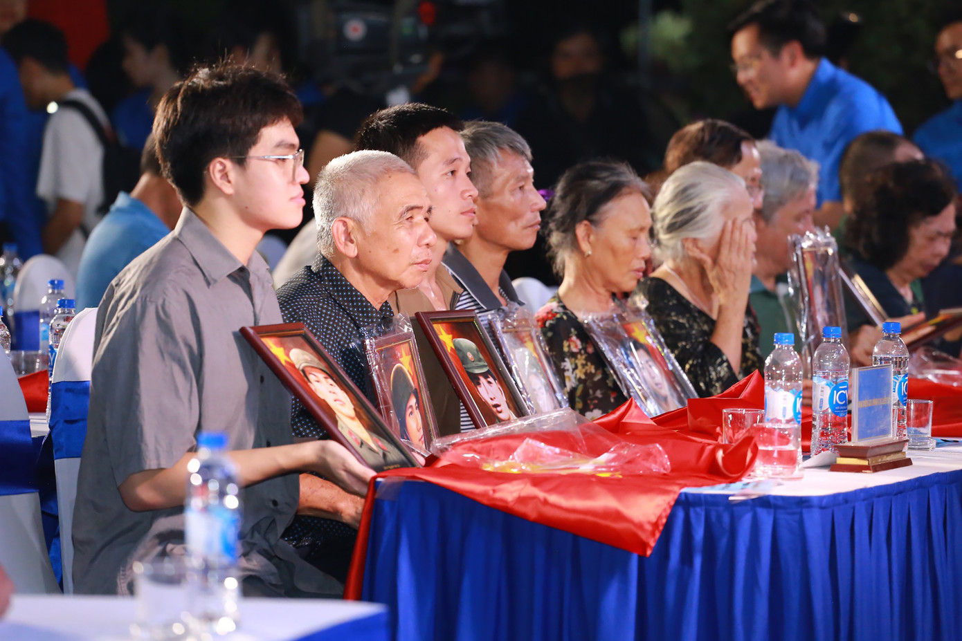 Ban Tổ chức đã trao 66 di ảnh liệt sĩ đã phục dựng tặng các Bà mẹ Việt Nam Anh hùng, gia đình liệt sĩ, người có công với cách mạng trên địa bàn Thủ đô.