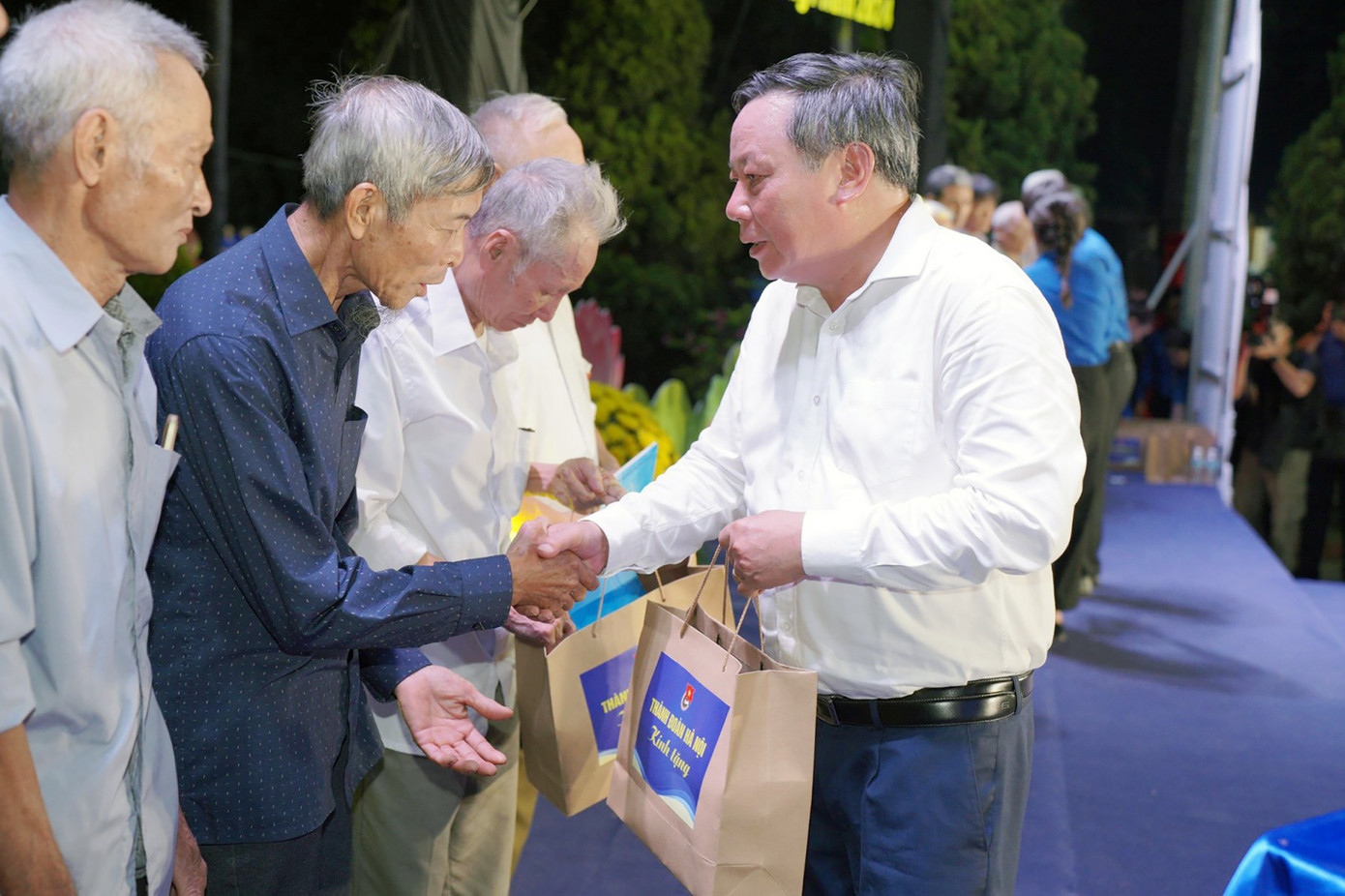 Ban Tổ chức trao tặng quà đến 143 gia đình chính sách, gia đình có công với cách mạng.