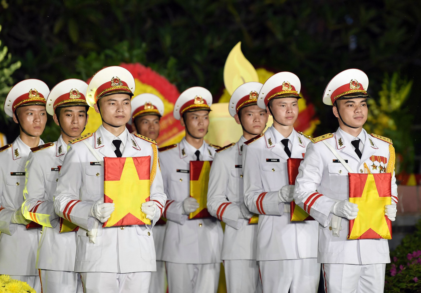 Ban Tổ chức đã trao 66 di ảnh liệt sĩ đã phục dựng tặng các Bà mẹ Việt Nam Anh hùng, gia đình liệt sĩ, người có công với cách mạng trên địa bàn Thủ đô.