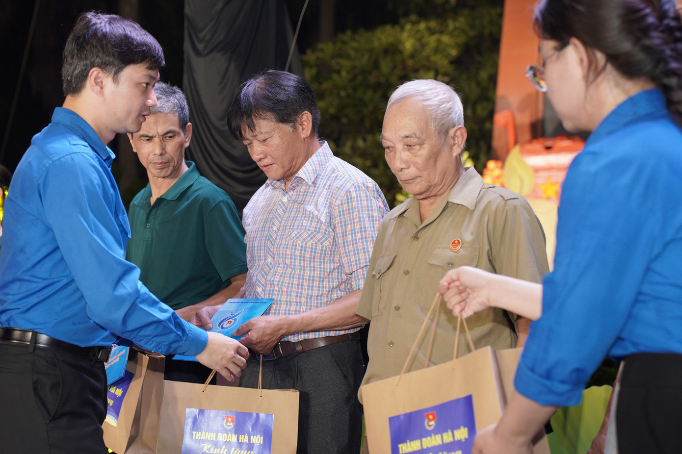 Ban Tổ chức trao tặng quà đến 143 gia đình chính sách, gia đình có công với cách mạng.