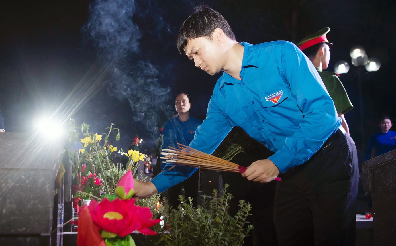 Sau lễ trao tặng di ảnh cho gia đình nhân thân các liệt sĩ, các đại biểu đã thắp nến tri ân các anh hùng liệt sĩ.