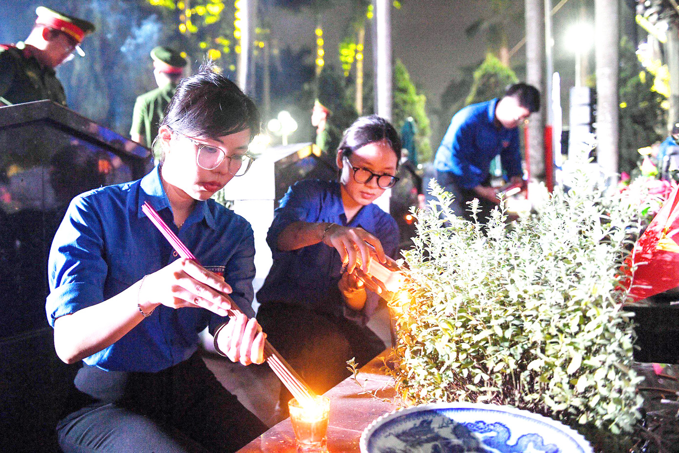 Sau lễ trao tặng di ảnh cho gia đình nhân thân các liệt sĩ, các đại biểu đã thắp nến tri ân các anh hùng liệt sĩ.