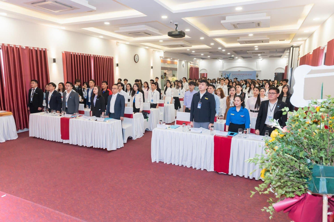 Dự Đại hội, có chị Hứa Thanh Hoa - Bí thư Đoàn, Chủ tịch Hội Sinh viên ĐHQG Hà Nội; PGS. TS Nguyễn Trúc Lê - Bí thư Đảng ủy, Chủ tịch Hội đồng trường ĐH Kinh tế, TS Hoàng Khắc Lịch - Phó Chủ tịch Hội đồng trường; ThS Nguyễn Trung Phong - Trưởng Phòng Chính trị và Công tác sinh viên.