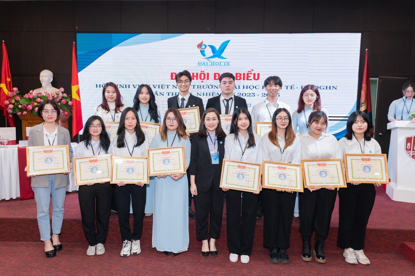 Chị Hứa Thanh Hoa – Bí thư Đoàn, Chủ tịch Hội Sinh viên ĐHQG Hà Nội khen thưởng các cá nhân, tập thể có những thành tích xuất sắc trong công tác Hội và phong trào sinh viên.