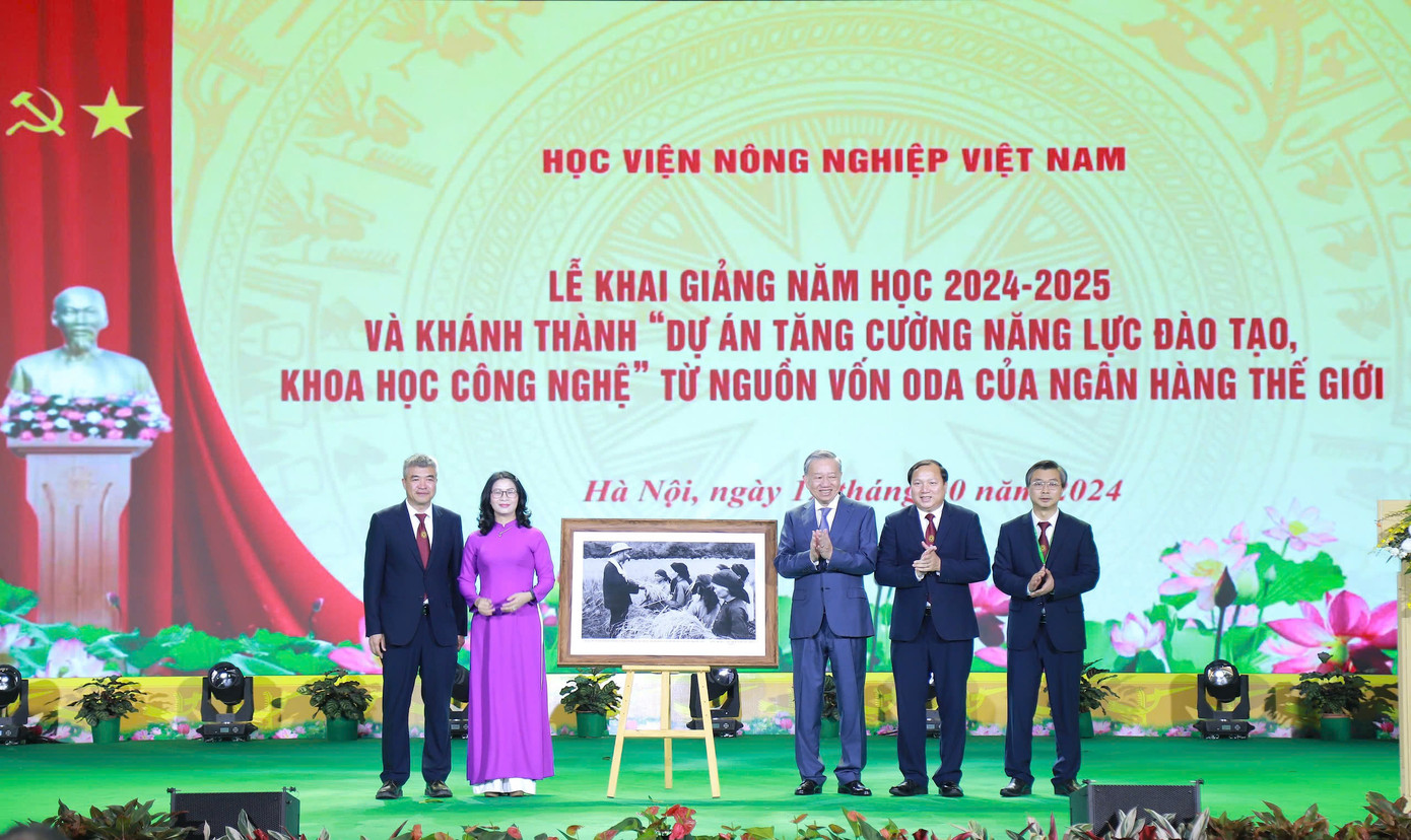 Tổng Bí thư, Chủ tịch nước Tô Lâm tặng Học viện Nông nghiệp Việt Nam bức ảnh Bác Hồ với nông dân. Tổng Bí thư, Chủ tịch nước Tô Lâm tặng Học viện Nông nghiệp Việt Nam bức ảnh Bác Hồ với nông dân.