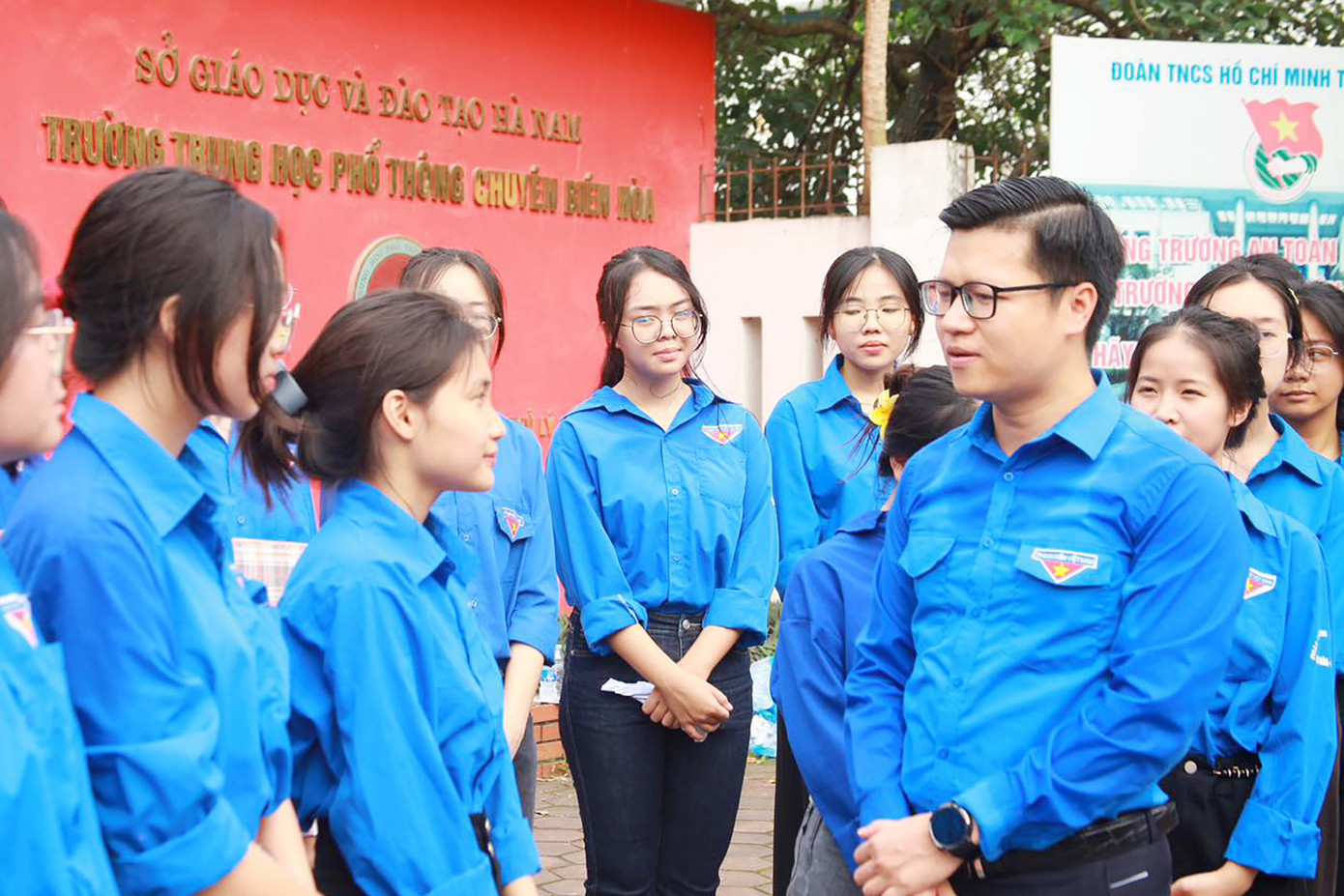 Anh Lê Tùng Anh - Phó Bí thư Tỉnh Đoàn Hà Nam động viên các tình nguyện viên tham gia chương trình. Anh Lê Tùng Anh - Phó Bí thư Tỉnh Đoàn Hà Nam động viên các tình nguyện viên tham gia chương trình.
