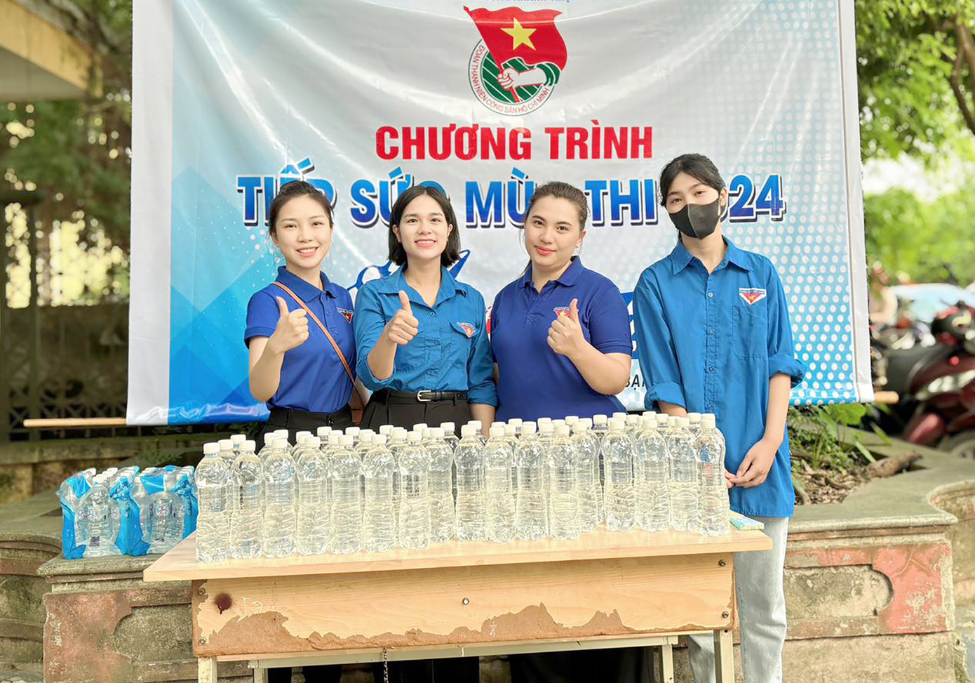 Hơn 100 tình nguyện viên Hà Nam tham gia 'Tiếp sức mùa thi'. Hơn 100 tình nguyện viên Hà Nam tham gia 'Tiếp sức mùa thi'.