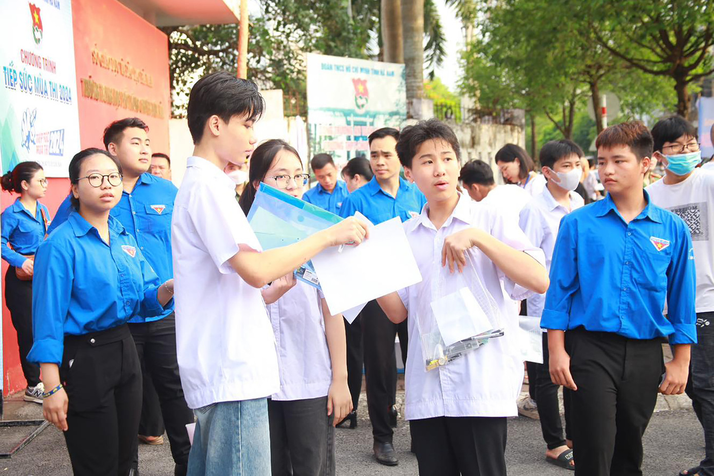 Hơn 100 tình nguyện viên Hà Nam tham gia 'Tiếp sức mùa thi'. Hơn 100 tình nguyện viên Hà Nam tham gia 'Tiếp sức mùa thi'.