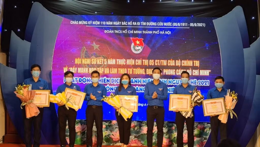 Lãnh đạo Thành đoàn Hà Nội tặng bằng khen cho 5 tập thể tiêu biểu thanh niên học tập, làm theo lời Bác