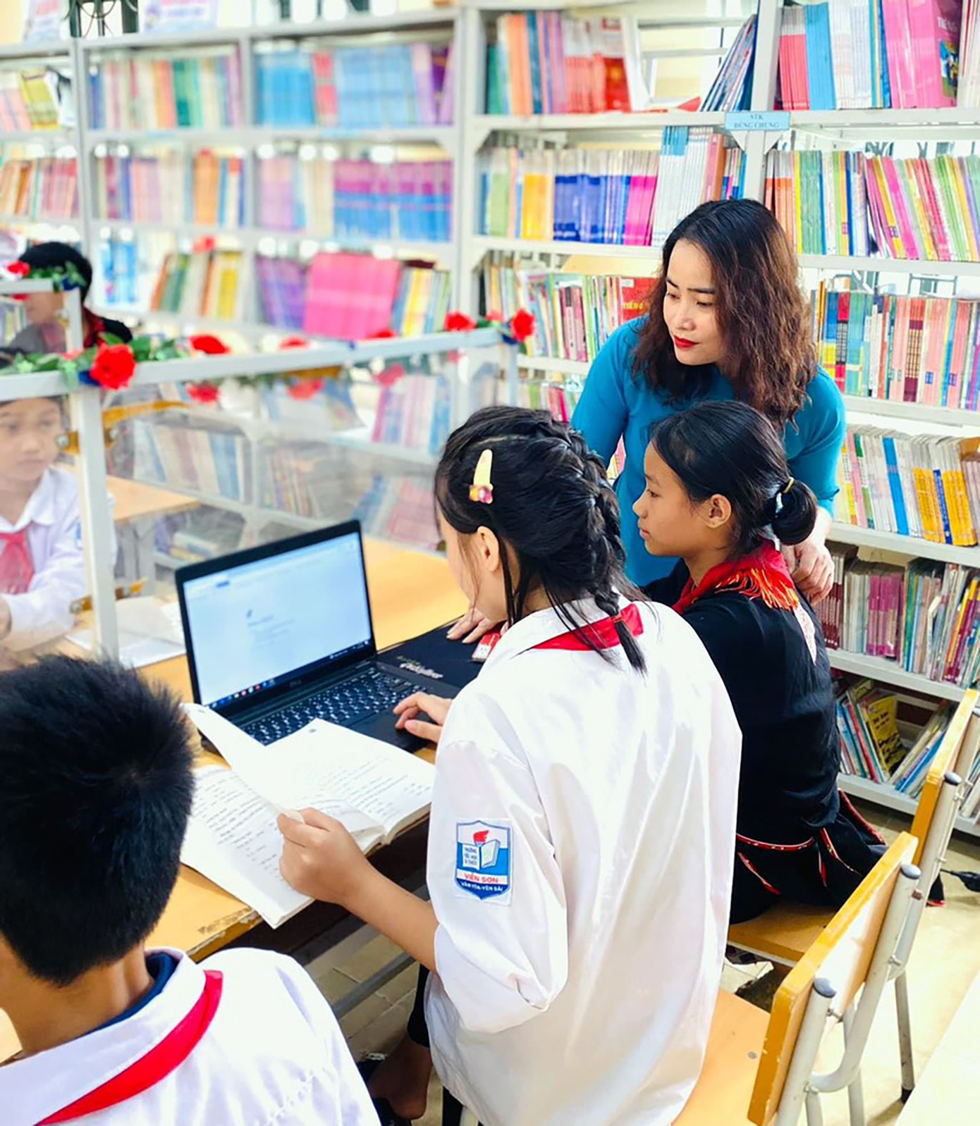 Cô giáo Trần Thị Thuỳ Liên trên lớp học.