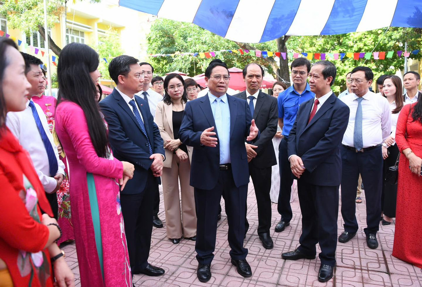 Cùng dự có Uỷ viên T.Ư Đảng, Bộ trưởng GD - ĐT Nguyễn Kim Sơn; Uỷ viên T.Ư Đảng, Bộ trưởng KH - CN Huỳnh Thành Đạt; Uỷ viên dự khuyết T.Ư Đảng, Bí thư thứ nhất T.Ư Đoàn Bùi Quang Huy, cùng lãnh đạo các bộ ngành, TP. Hà Nội. Cùng dự có Uỷ viên T.Ư Đảng, Bộ trưởng GD - ĐT Nguyễn Kim Sơn; Uỷ viên T.Ư Đảng, Bộ trưởng KH - CN Huỳnh Thành Đạt; Uỷ viên dự khuyết T.Ư Đảng, Bí thư thứ nhất T.Ư Đoàn Bùi Quang Huy, cùng lãnh đạo các bộ ngành, TP. Hà Nội.