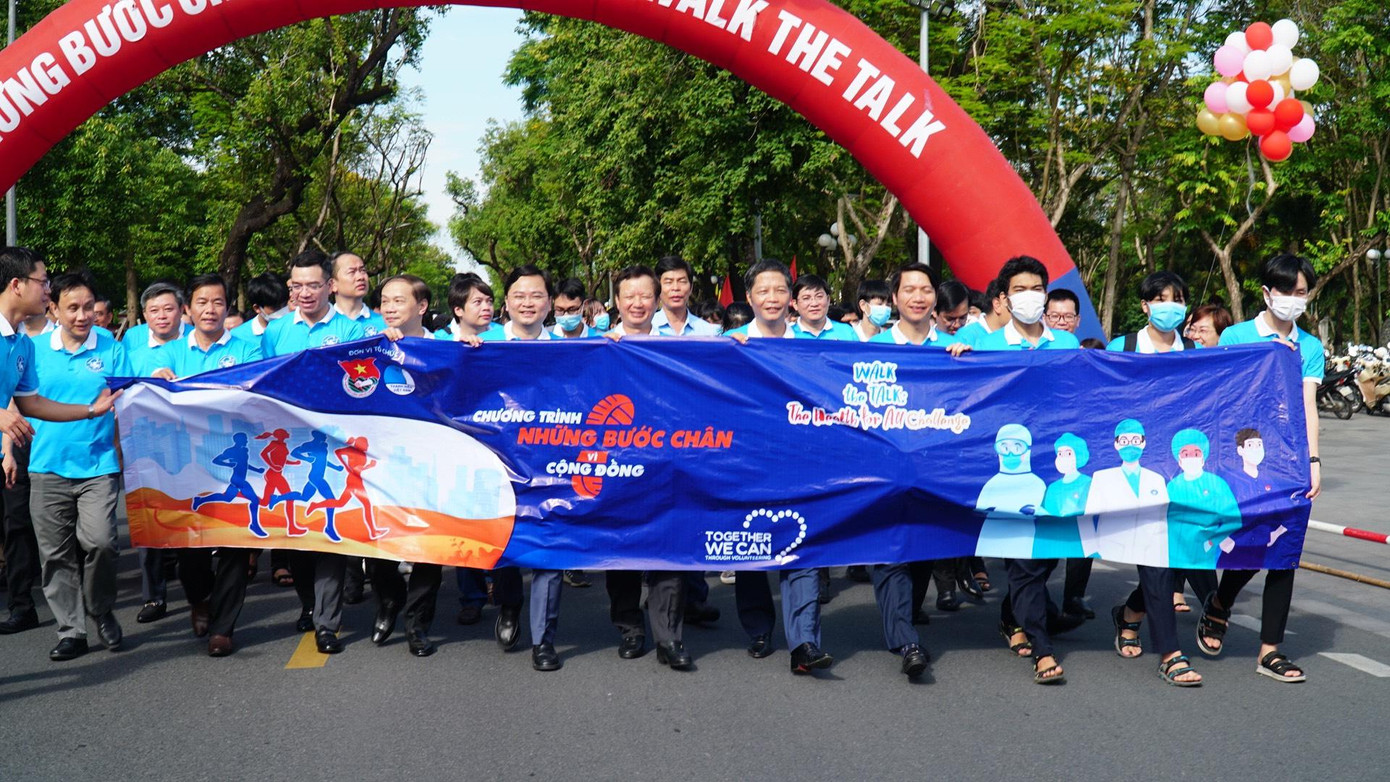 Hoạt động đi bộ "Những bước chân vì cộng đồng" gây quỹ xây nhà văn hóa cho người dân tộc thiểu số tại Việt Nam.