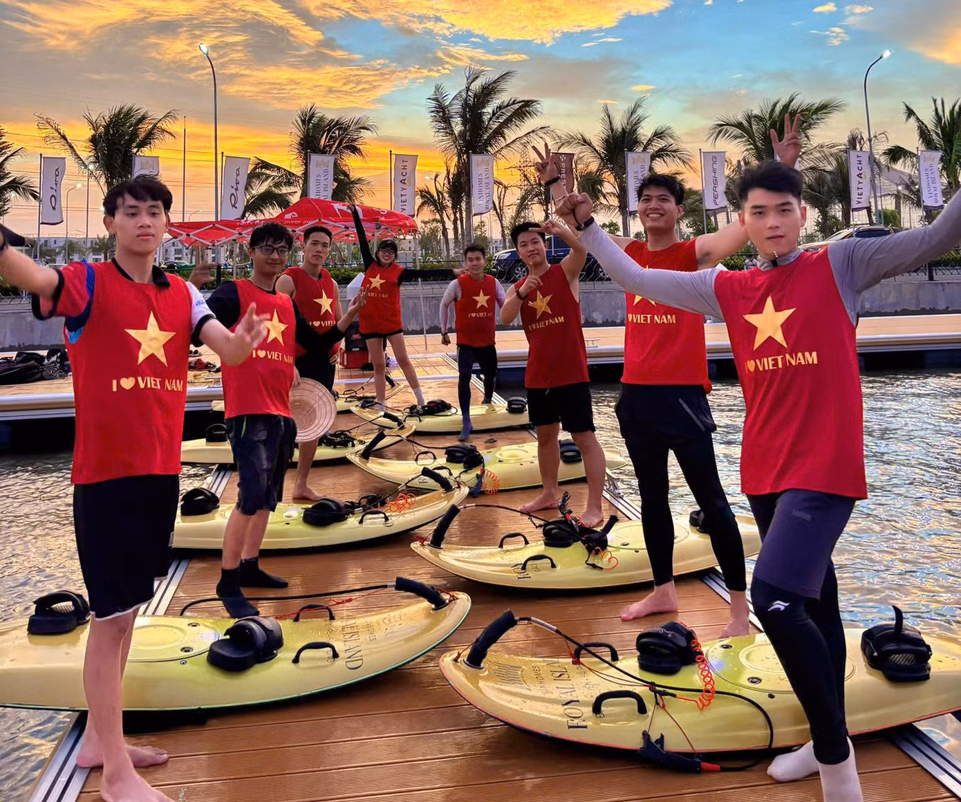 Cộng đồng chơi môn thể thao mạo hiểm này rất đa dạng. Cộng đồng chơi môn thể thao mạo hiểm này rất đa dạng.