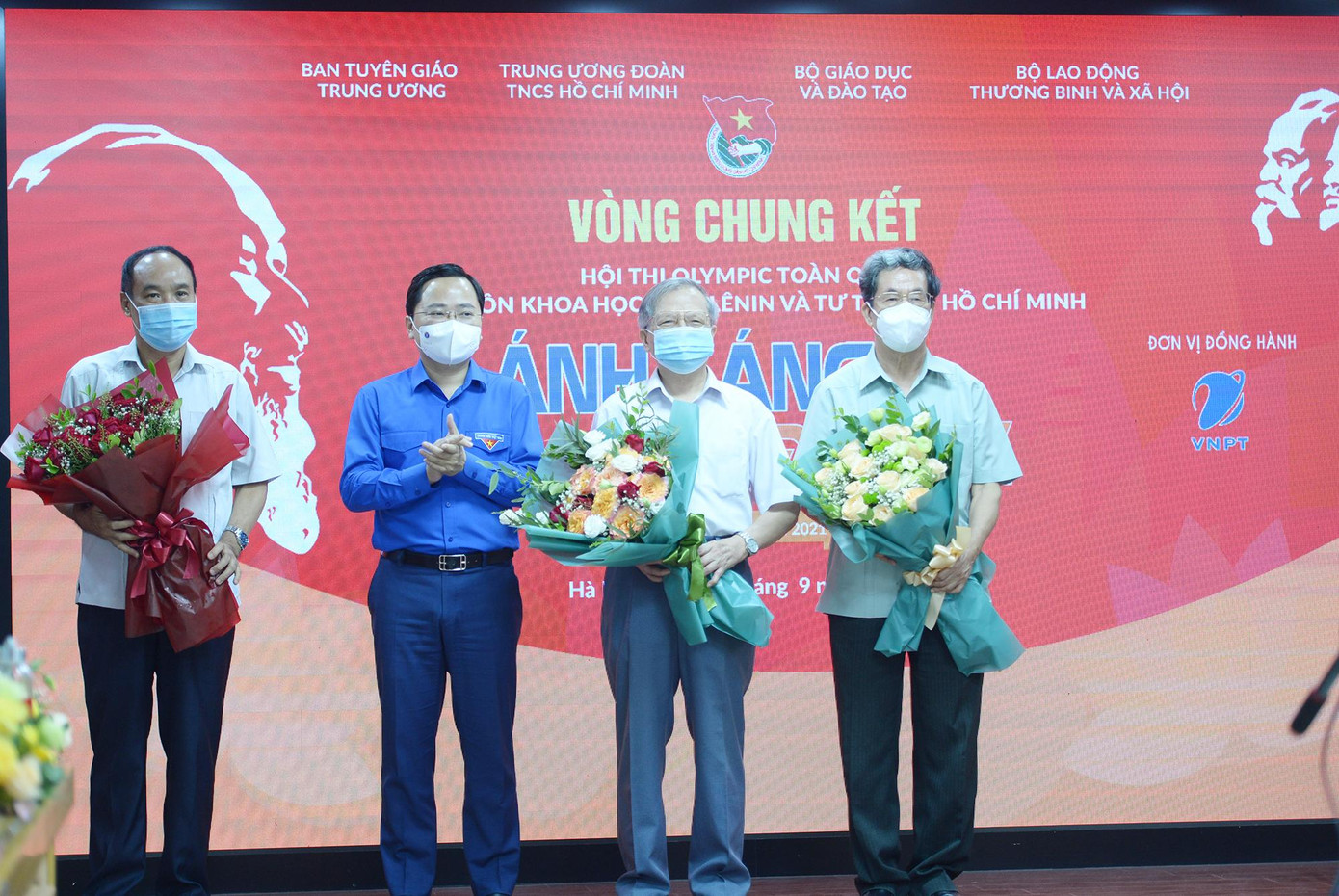 Anh Nguyễn Anh Tuấn, Uỷ viên T.Ư Đảng, Bí thư thứ nhất T.Ư Đoàn tặng hoa Ban Giám khảo tại vòng Chung kết Hội thi "Ánh sáng soi đường".