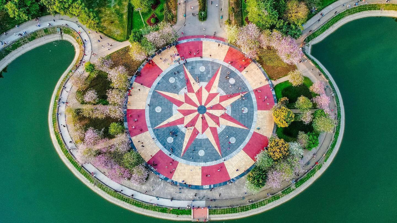 Từ trên cao, công viên Cầu Giấy, vào dịp tháng Ba này, trông như một dải lụa tím rực rỡ bởi sắc ban Tây Bắc.