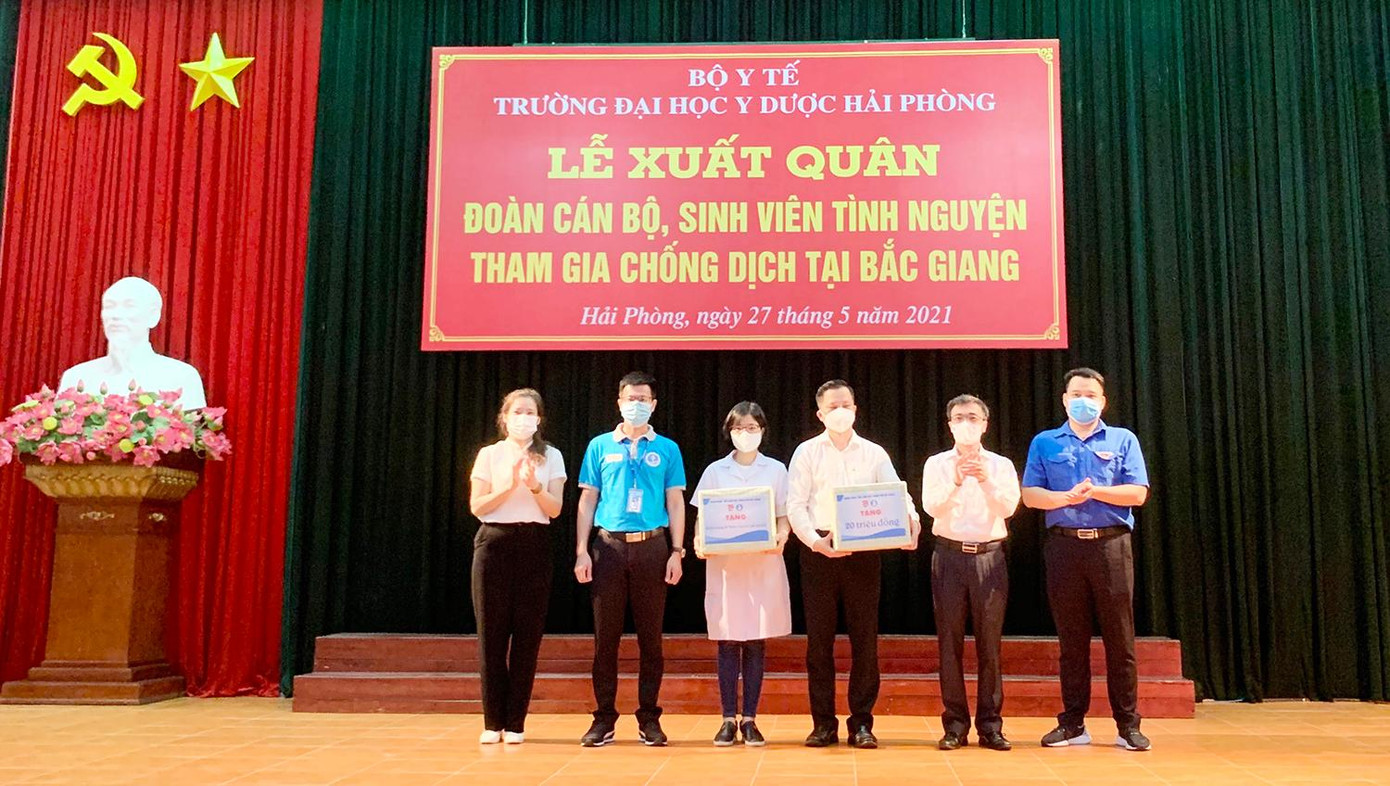 Đại diện Thành Đoàn, Hội LHTN, Hội Sinh viên TP. Hải Phòng tặng quà động viên lực lượng sinh viên, giảng viên trẻ lên đường hỗ trợ phòng chống dịch COVID-19 cho tỉnh Bắc Giang.