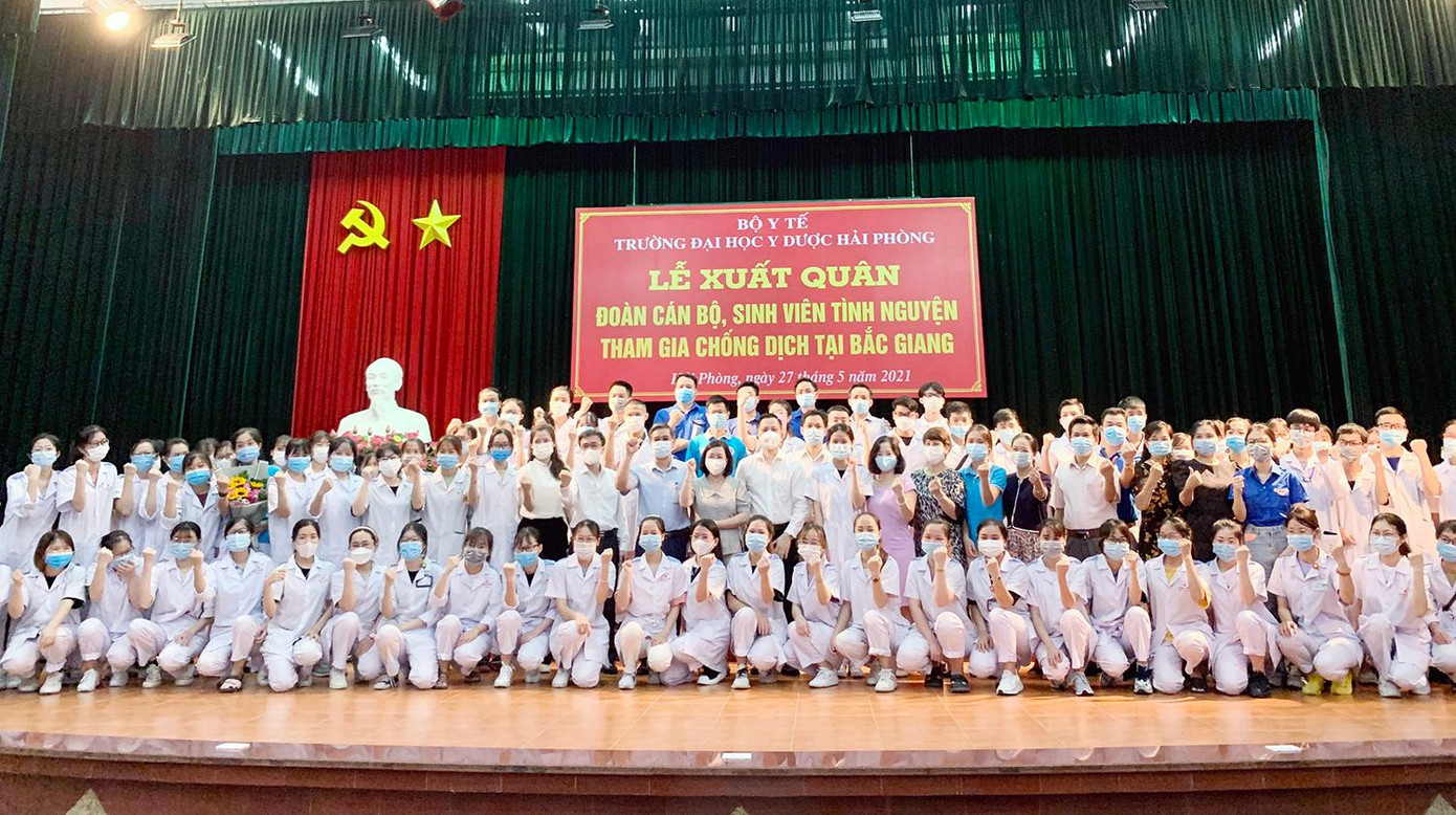Gần 100 sinh viên, giảng viên Hải phòng lên đường chi viện cho Bắc Giang.