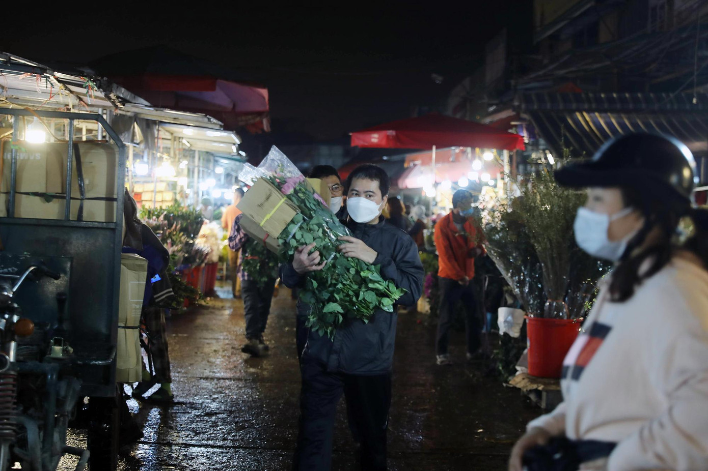 Hoa ở chợ hoa Quảng Bá được vận chuyển về đây từ khắp các vùng như Đông Anh, Tây Tựu, Gia Lâm... Thậm chí có loại hoa còn được đưa ra từ Đà Lạt.