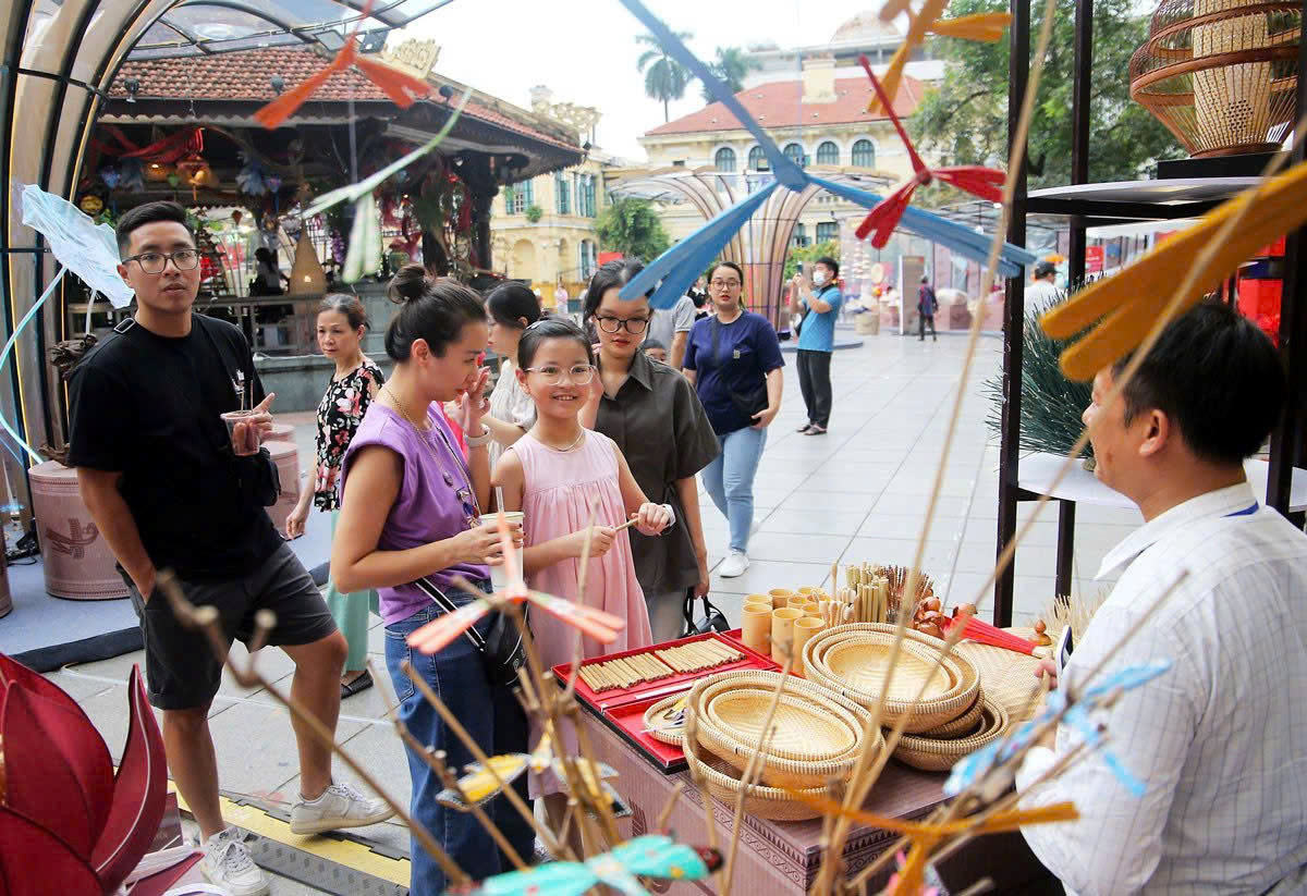 Festival Thu Hà Nội 2024 vừa khai mạc tối 19/9 thu hút nhiều người trẻ tham gia.