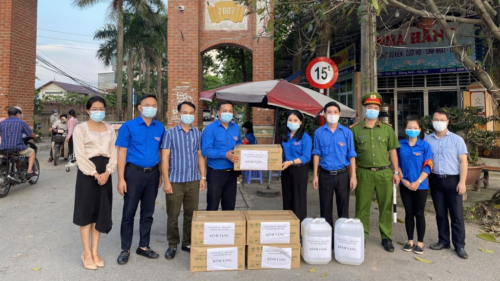 Chị Chu Hồng Minh, Bí thư Thành Đoàn Hà Nội tặng quà các lực lượng chức năng và thanh niên tình nguyện huyện Đông Anh. Đồng chí Chu Hồng Minh, Bí thư Thành đoàn Hà Nội tặng quà các lực lượng chức năng và thanh niên tình nguyện huyện Đông Anh