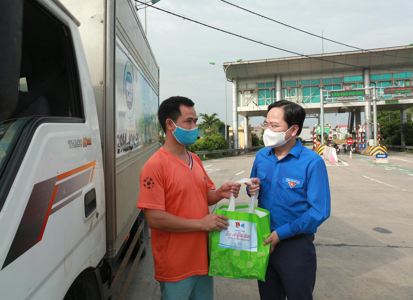 Anh Nguyễn Anh Tuấn, Ủy viên T.Ư Đảng, Bí thư thứ nhất T.Ư Đoàn, Chủ tịch Hội LHTN Việt Nam thăm và động viên lực lượng lái xe tham gia hỗ trợ vận chuyển hàng hoá lưu thông trên luồng xanh.
