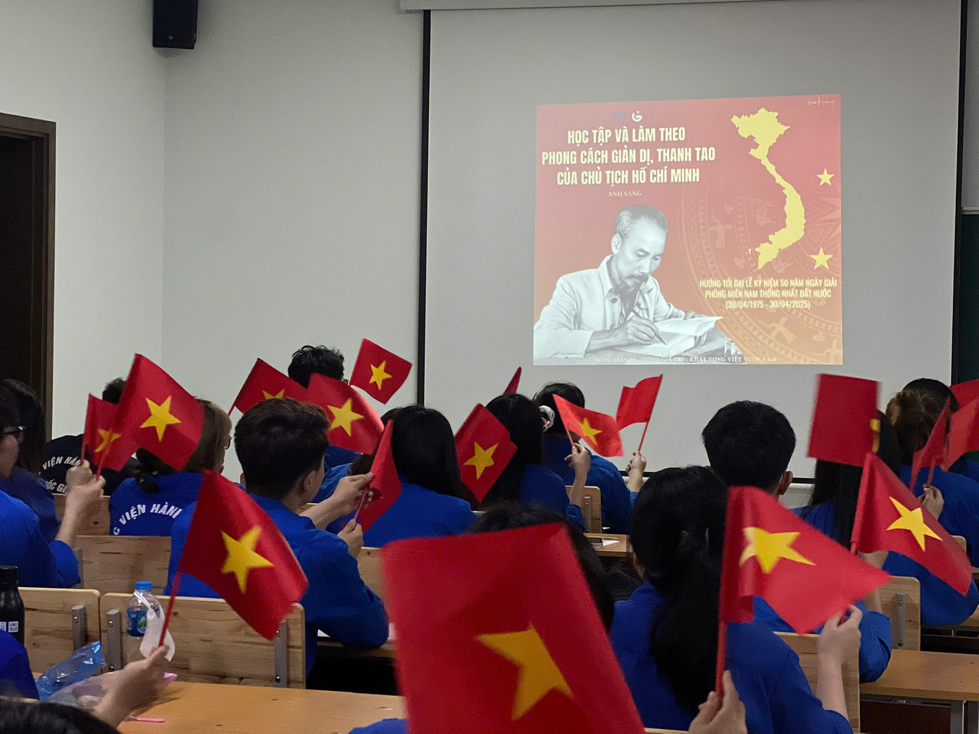 Tuổi trẻ Học viện Hành chính và Quản trị công lan tỏa yêu thương bằng những điều giản dị. Tuổi trẻ Học viện Hành chính và Quản trị công lan tỏa yêu thương bằng những điều giản dị.