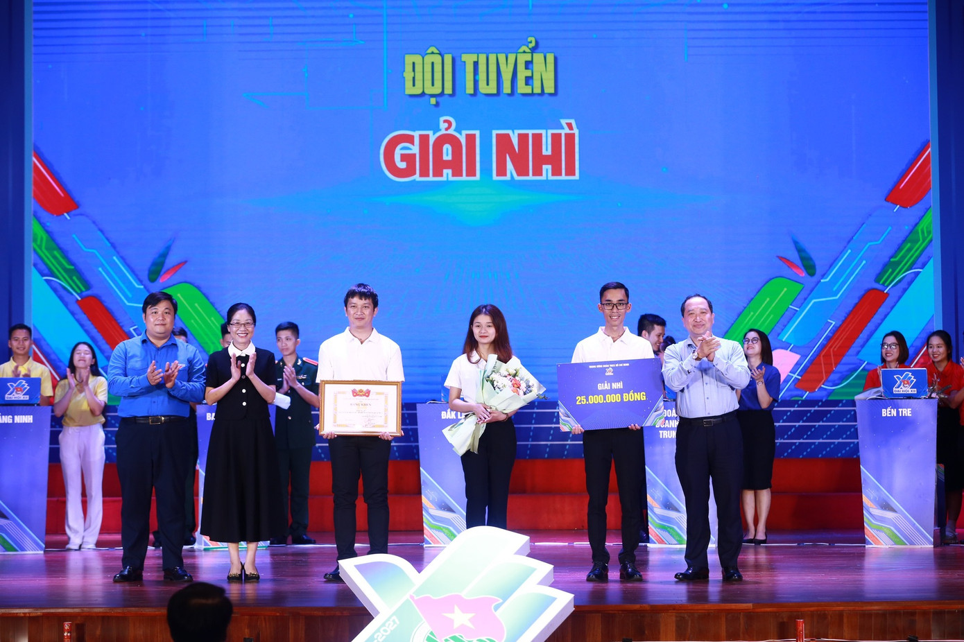 Ban Tổ chức trao giải cho các đội thi đoạt giải.