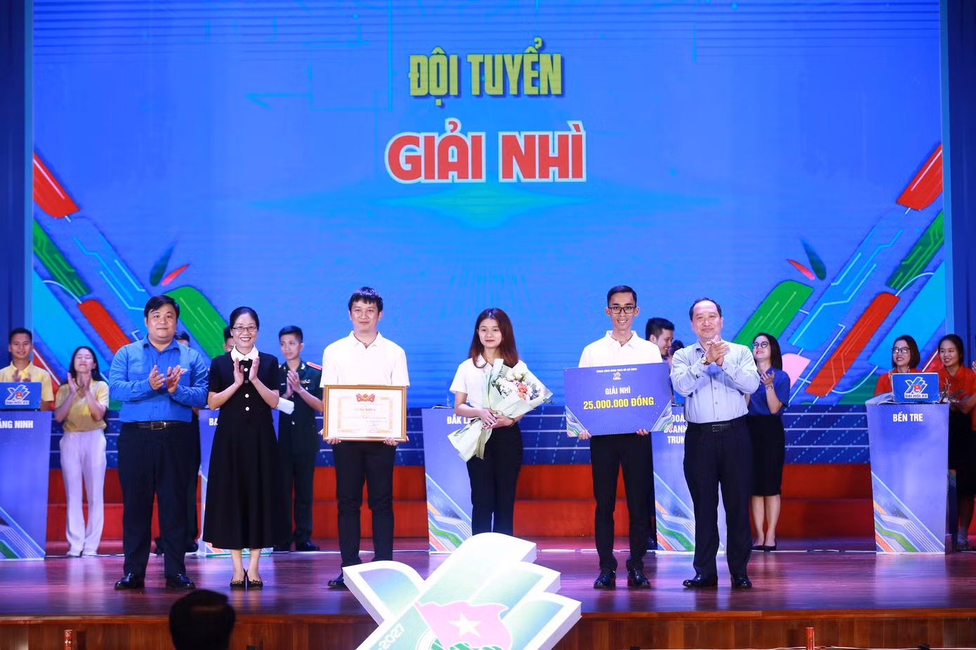 Ban Tổ chức trao giải cho các đội thi đoạt giải.