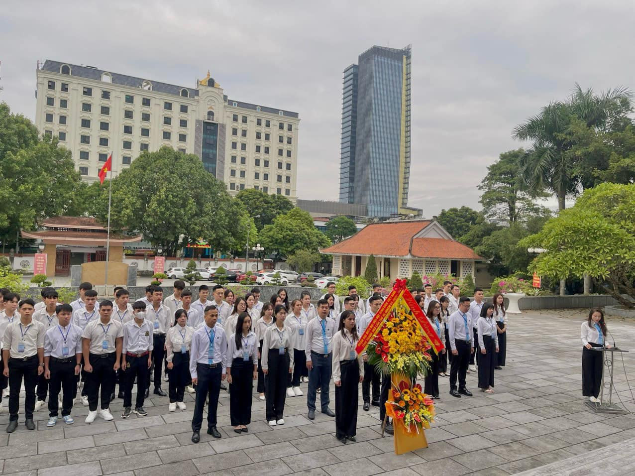 Trước đó, đoàn đại biểu đã đến báo công tại khu tưởng niệm Chủ tịch Hồ Chí Minh. Trước đó, đoàn đại biểu đã đến báo công tại khu tưởng niệm Chủ tịch Hồ Chí Minh.