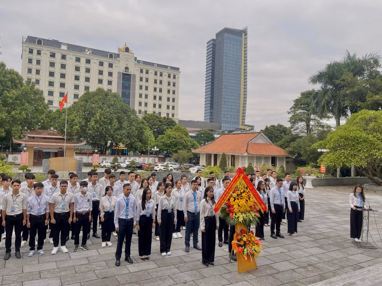 Trước đó, đoàn đại biểu đã đến báo công tại khu tưởng niệm Chủ tịch Hồ Chí Minh.