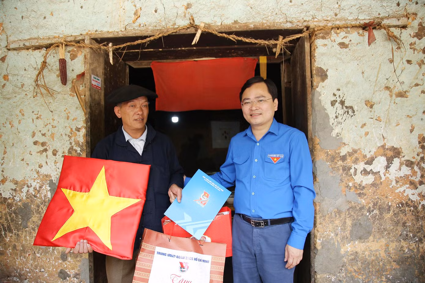 Dịp này, đoàn công tác cũng trao tặng 100 lá cờ Tổ quốc, trao một bộ trống Đội và 500 khăn quàng đỏ cho các em học sinh nhà trường.