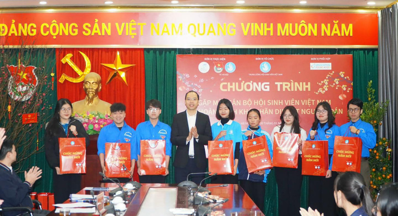 Ban Tổ chức trao quà cho các cán bộ Đoàn - Hội có hoàn cảnh khó khăn.