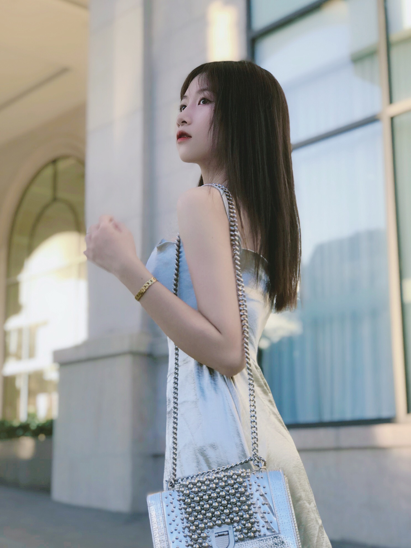 Hương Thảo duyên dáng trong phần thi trình diễn trang phục áo dài.